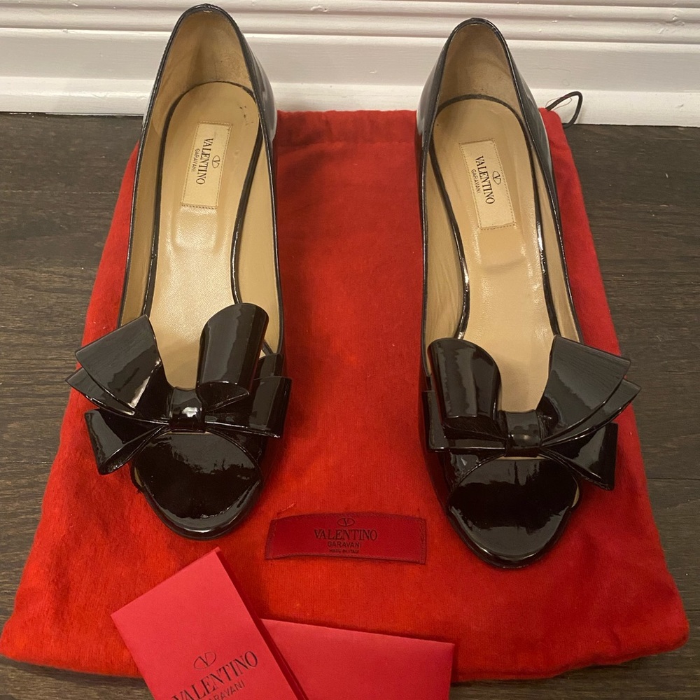 Authentic Valentino Garavani black patent leather pumps with bow